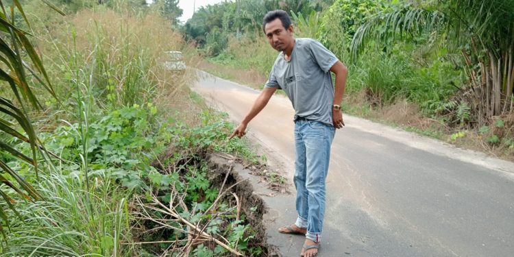 Jalan Penghubung Desa di Anjung Ganjang Longsor