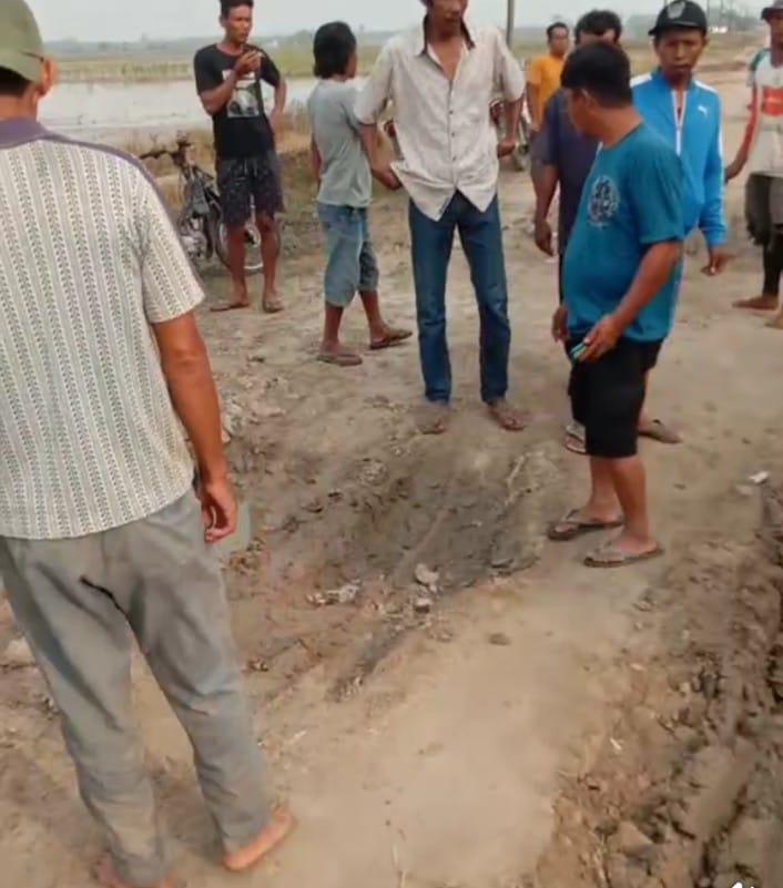 Jalan Rusak, Ambulance Gak Bisa Lewat, Warga Terpaksa Gotong  Jenazah 2 Km ke Rumah Duka