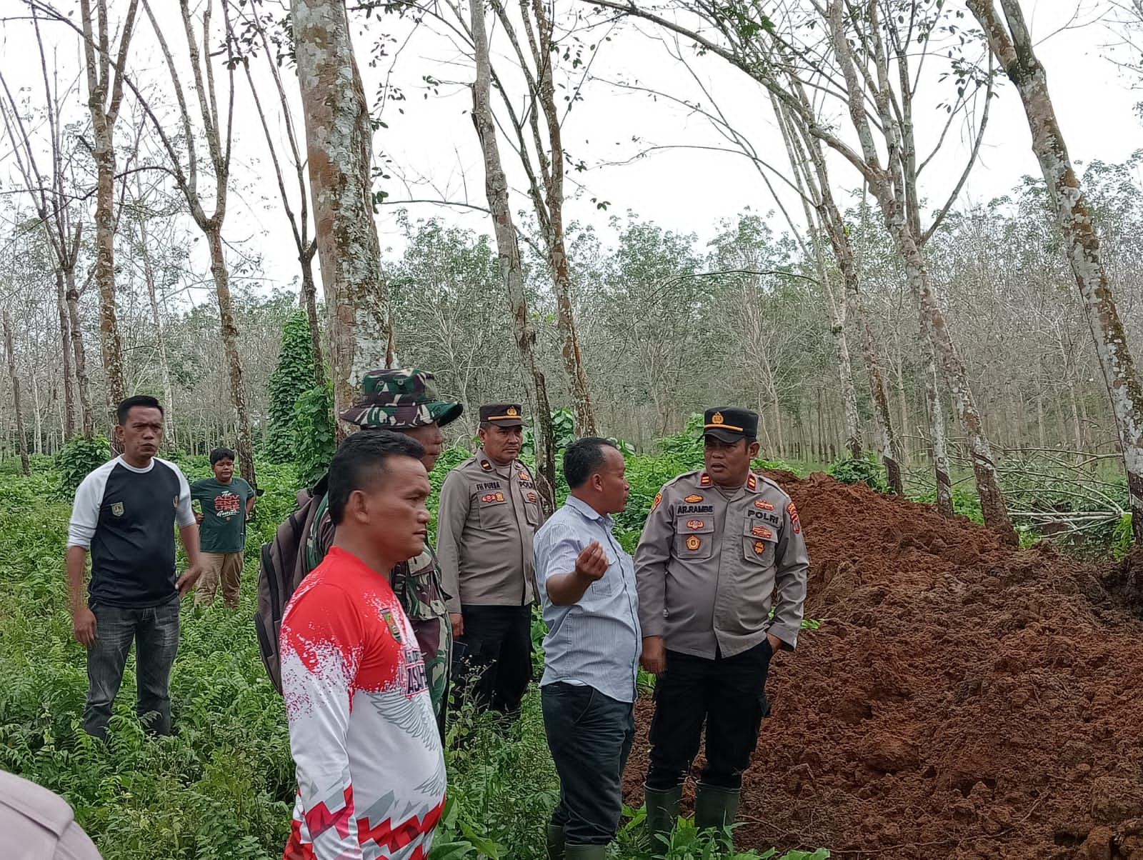 Kapolsek Bandar Pulau Tinjau Jalan Penghubung Kecamatan yang Putus