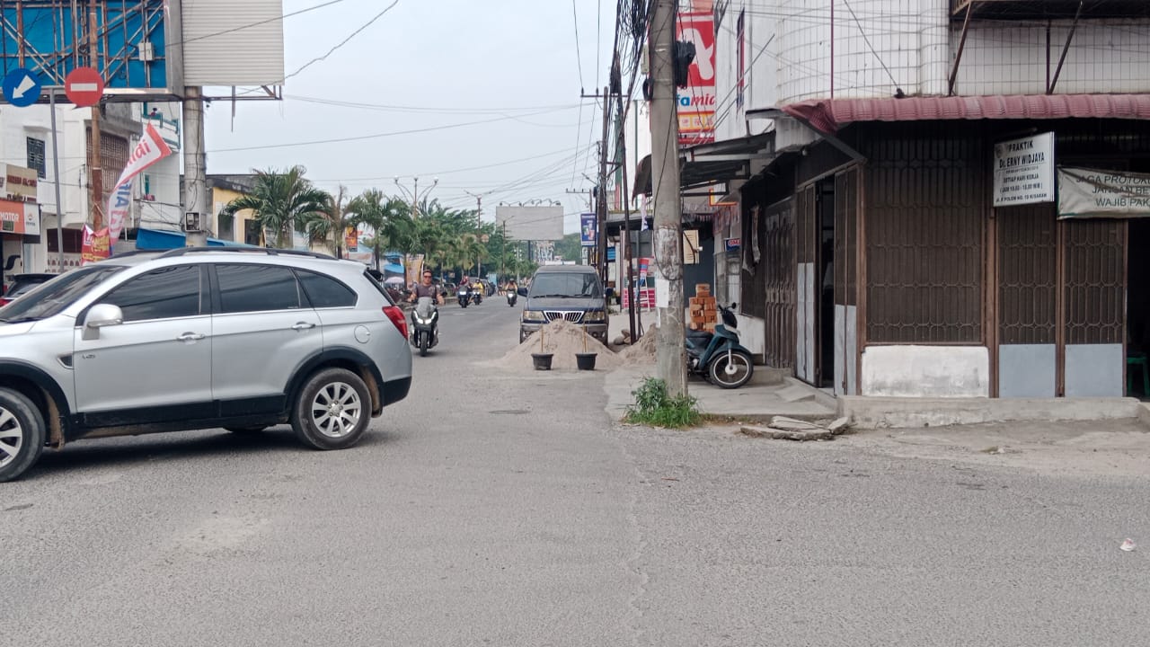 Warga Resah Akibat Tumpukan Pasir Tutupi Badan Jalan