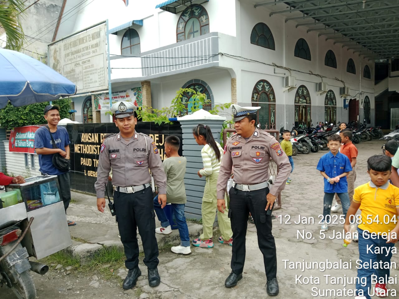 Personel Sat Lantas Polres Tanjungbalai Atur Lalu Lintas di Depan Gereja