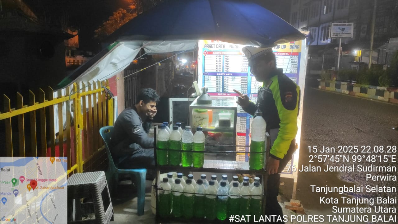 Personel Sat Lantas Polres Tanjungbalai Sambangi Penjual Jajanan Malam