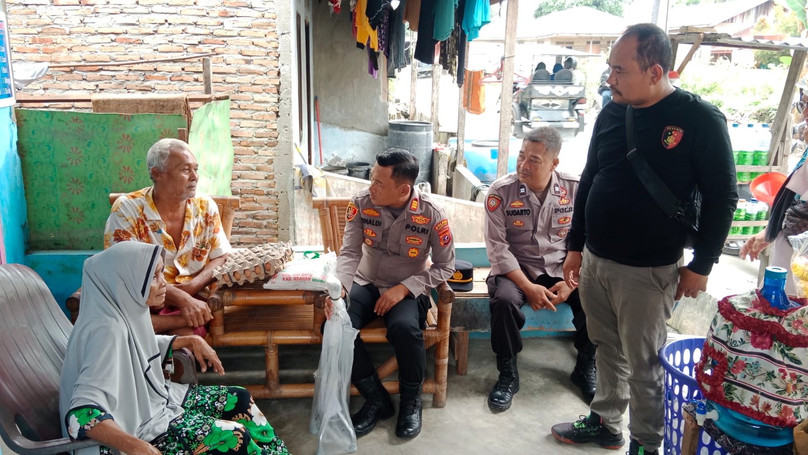 Personel Polsek Teluk Nibung Berbagi Kasih Kepada Warga