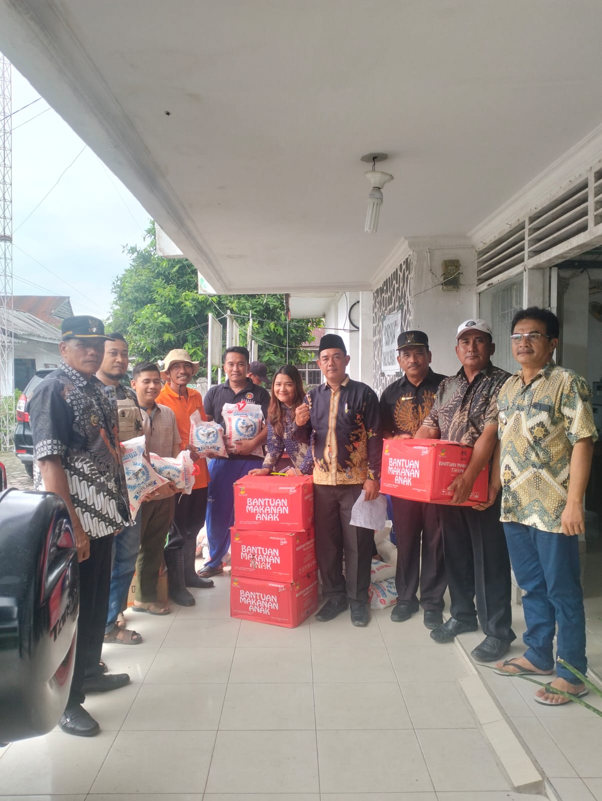 Korban Banjir di Meranti Terima Bantuan dari Camat