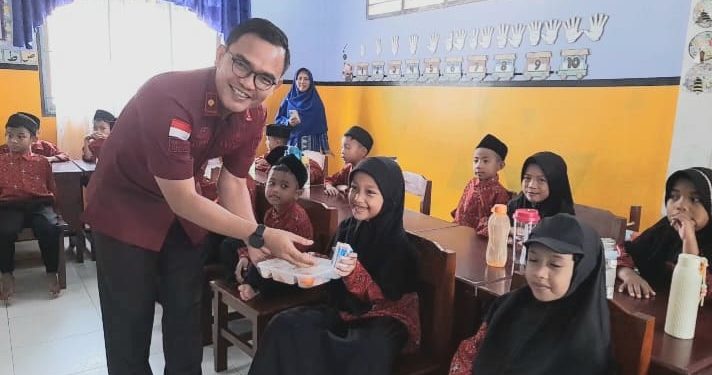 Imigrasi Sibolga Bagi Makanan Bergizi Gratis ke Pelajar SD Muhammadiyah Plus