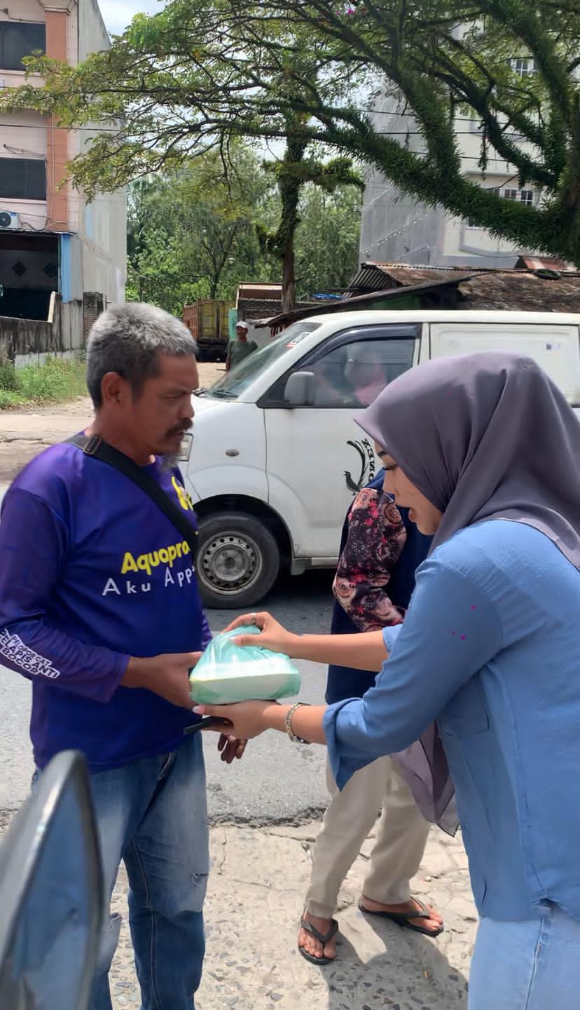 Sejumlah warga saat menerima pembagian nasi kotak.