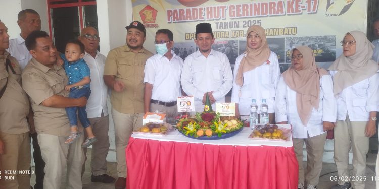 Ketua DPC Partai Gerindra Labuhanbatu Abdul Karim Hasibuan SH MH (tengah) saat berfoto bersama di acara HUT ke-17 Partai Gerindra.