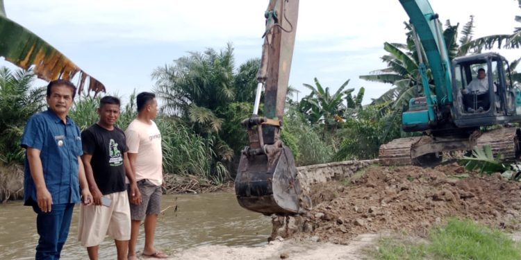 Camat Meranti Tinjau Normalisasi Sungai Sei Sikasim Sepanjang 1 Km