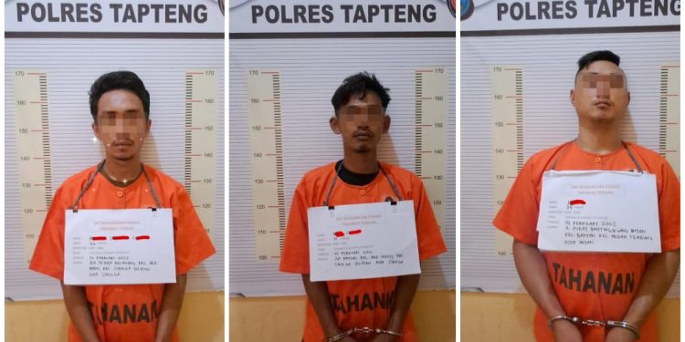 Ketiga tersangka saat berada di kantor polisi.