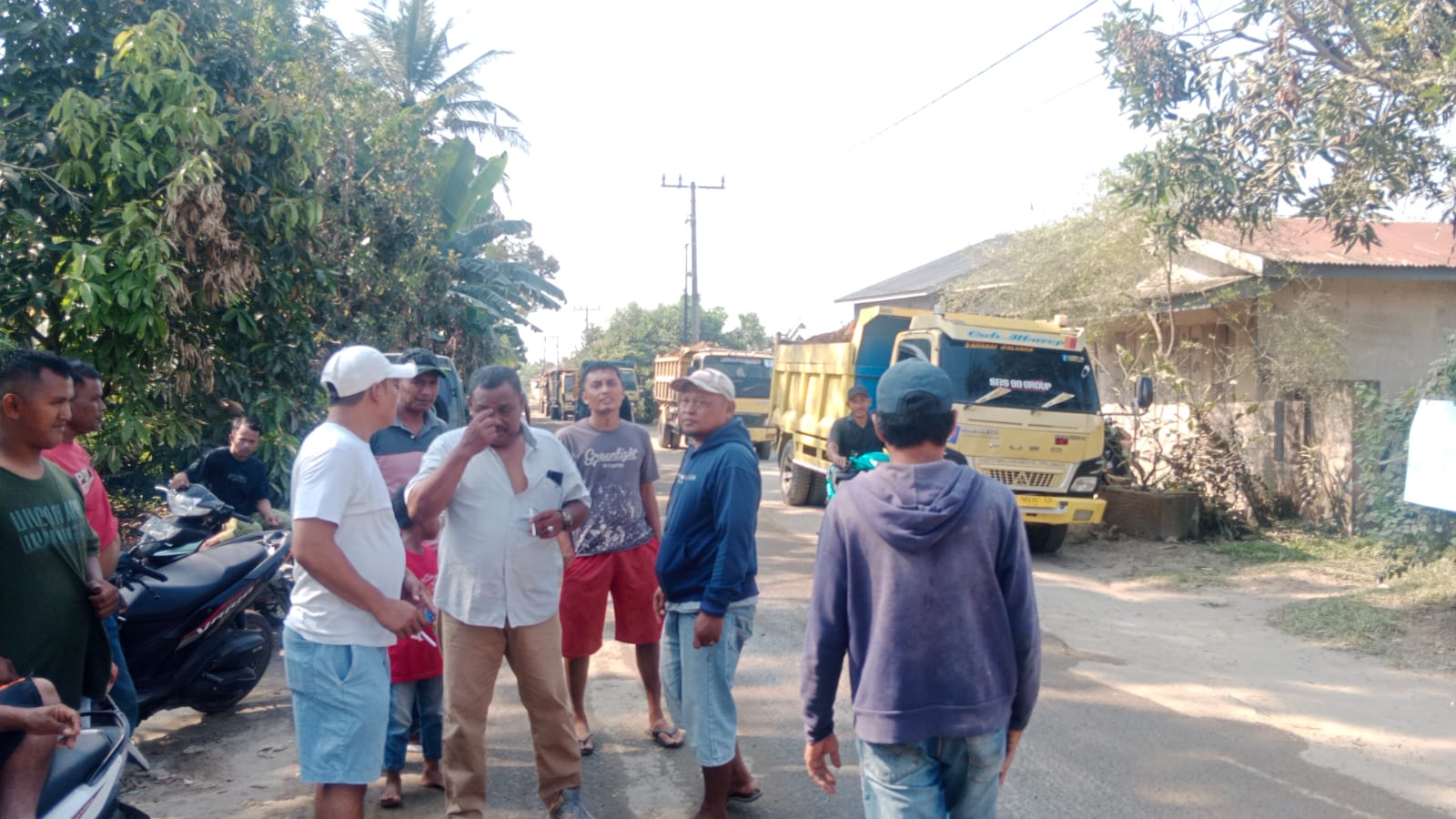 Warga Larang Truk Pengangkut Galian C Beroperasi di Tanjung Alam