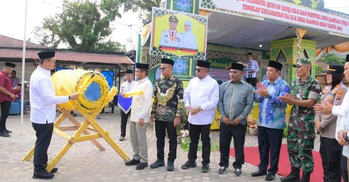 Bupati dan wakil bupati memukul gong pertanda MTQ Ke-X dan FSQ Ke-VIII Tingkat Kecamatan NA IX-X dibuka