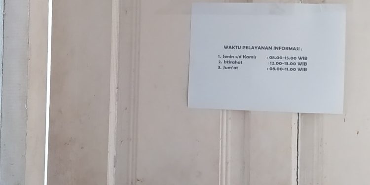 Pengumuman di pintu ruangan kepala dinas Kominfo Labuhanbatu.