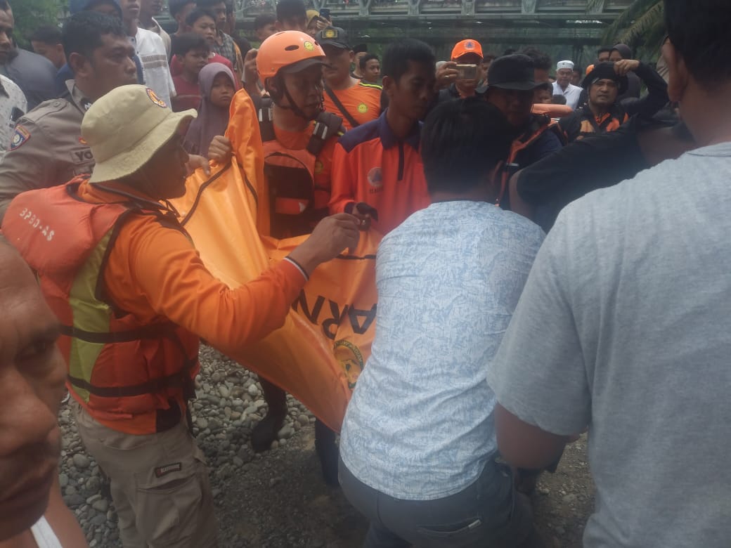 Tim Basarnas Asahan melakukan evakuasi terhadap korban.