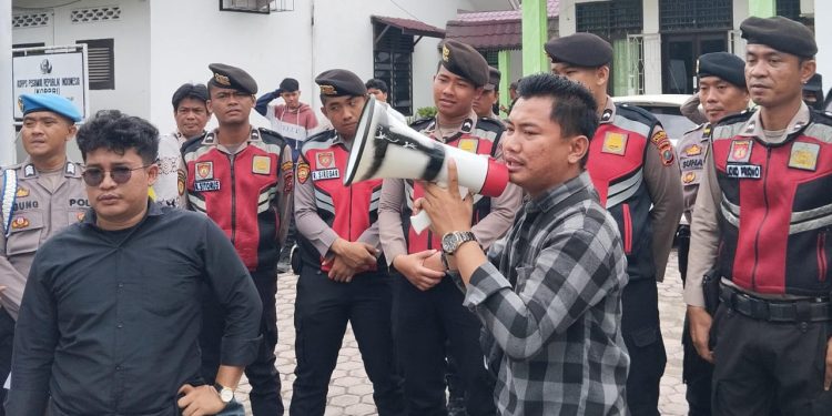 Mahasiswa yang menggelar aksi demo.