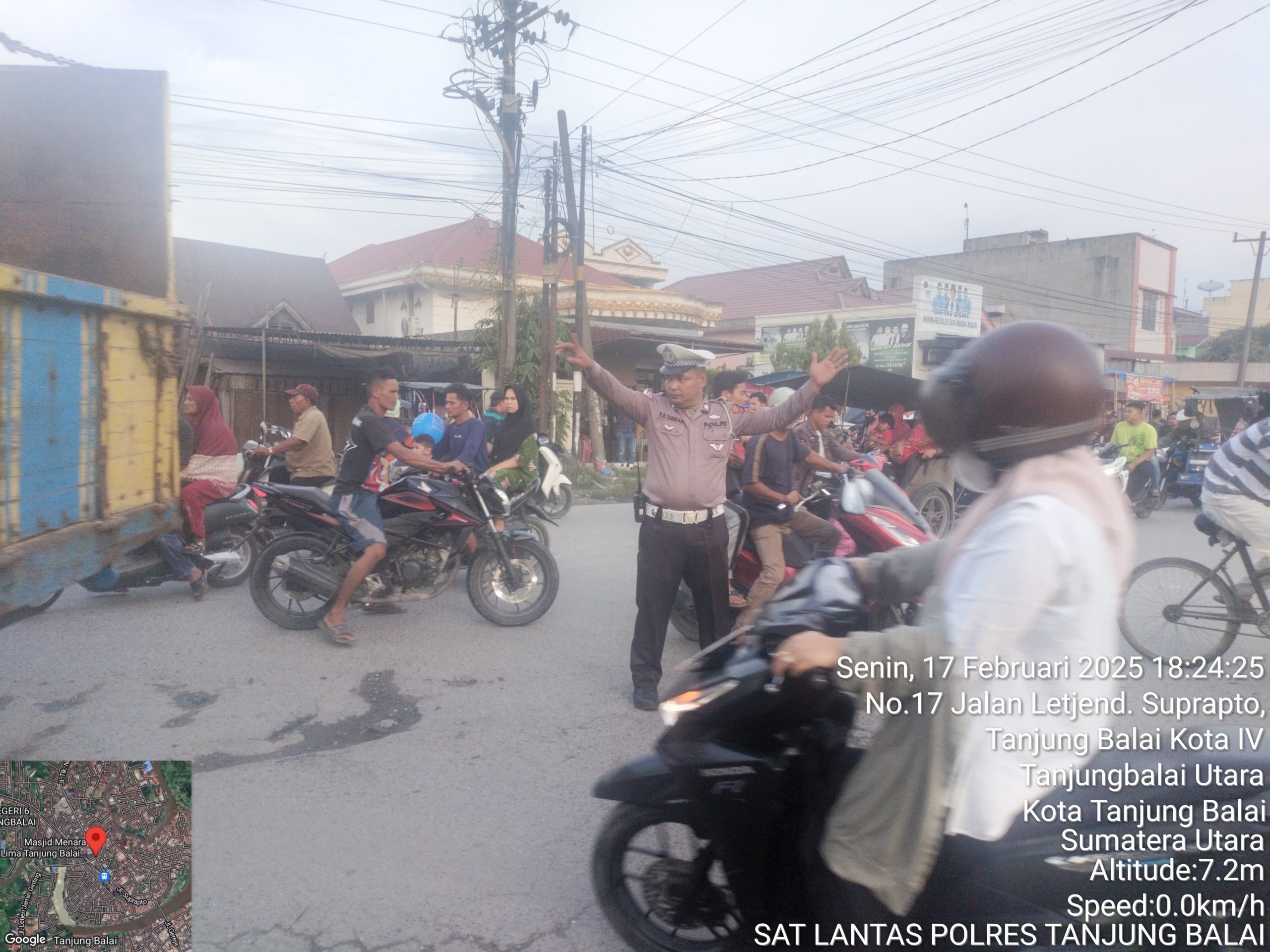 Personel Satlantas Polres Tanjungbalai mengatur arus lalulintas.