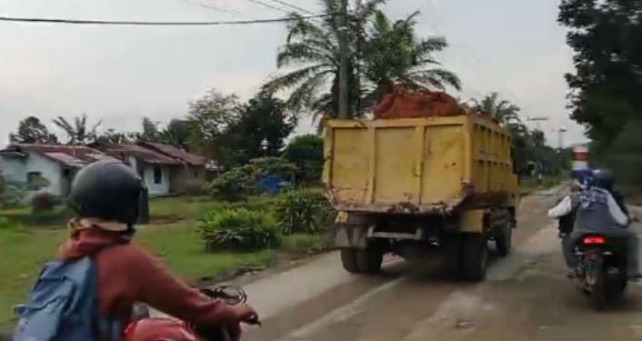 Aktivitas truk pengangkut galian C.