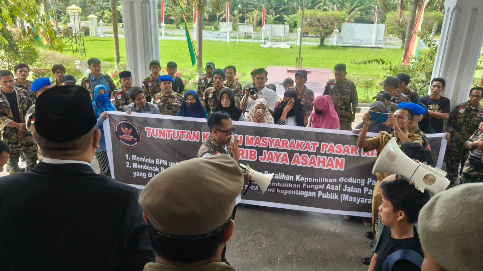 Aksi unjukrasa massa Grib Jaya Asahan dan warga Pasar Kisaran di Kantor DPRD. 