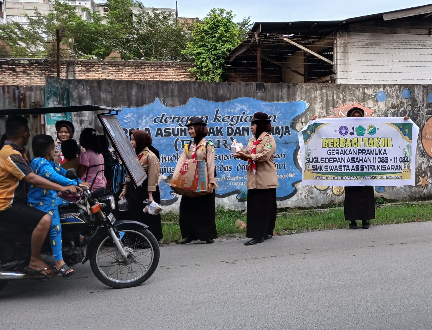 Pramuka SMK Swasta As Syifa Kisaran Bagikan Takjil ke Warga